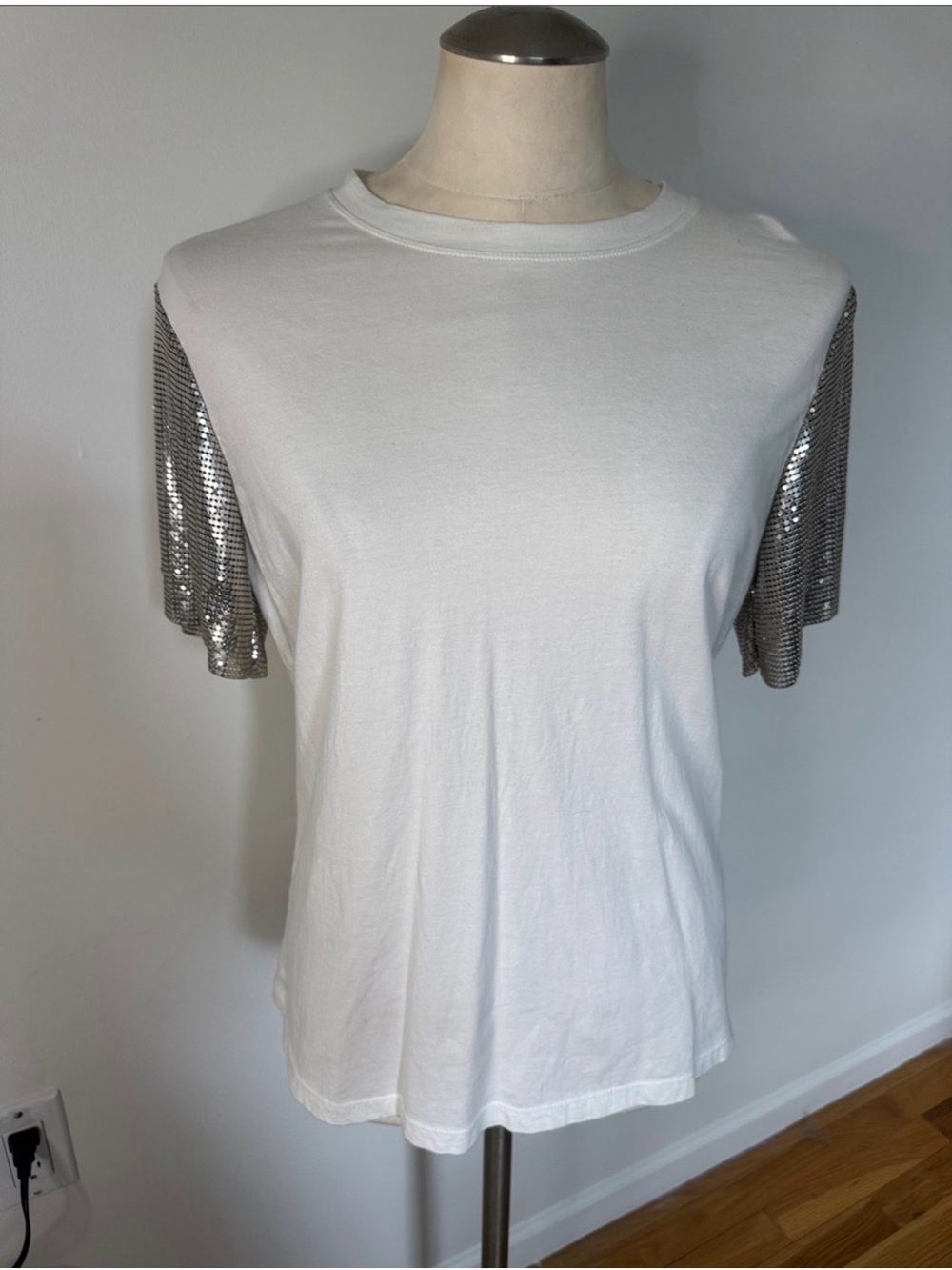 Alice + Olivia Chainmill sleeve
White Tee. 💯 cotton and sleeves are 💯 aluminum - Picture 4 of 8